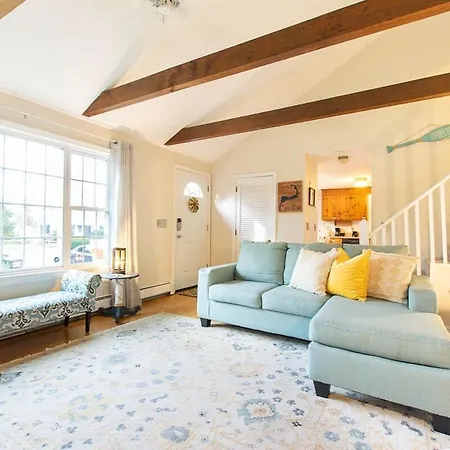 Stylish Home Dog Friendly Close To Beach